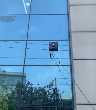 High altitude curtain wall cleaning robot